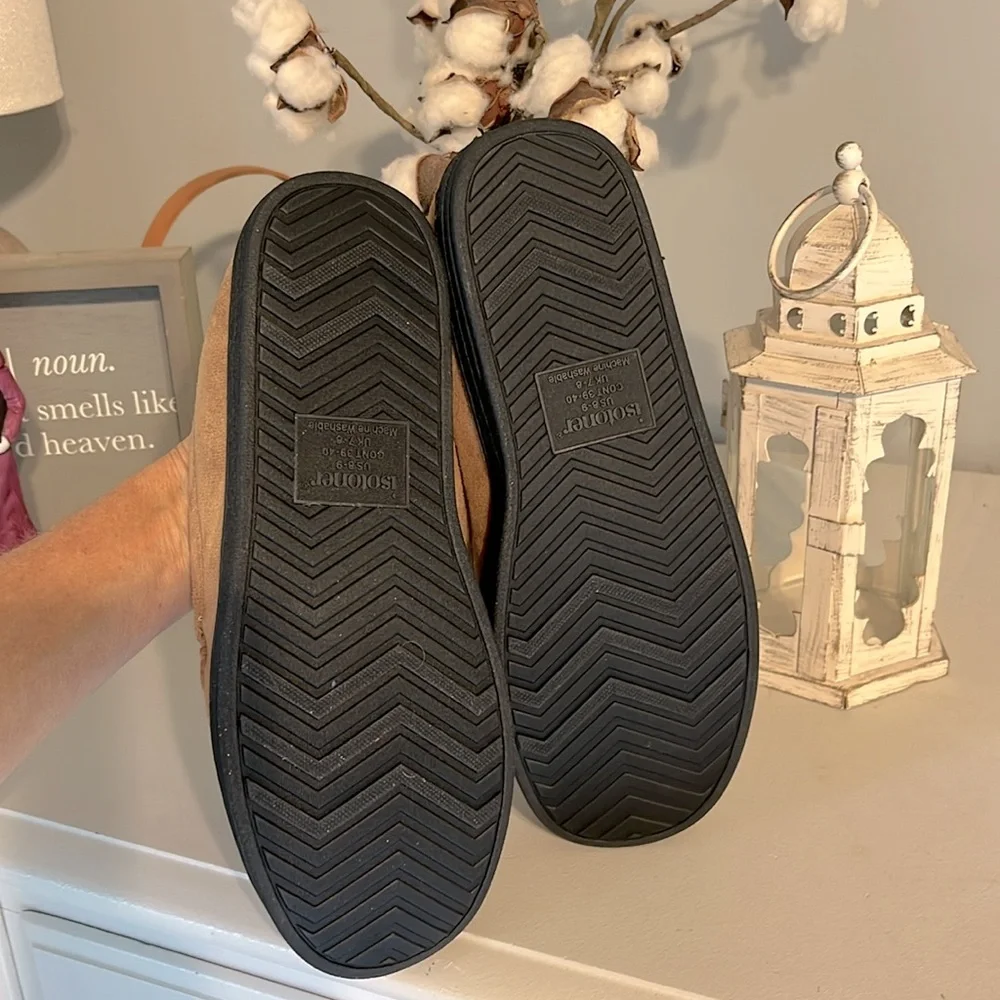 Isotoner Memory Foam Slippers Buckskin New